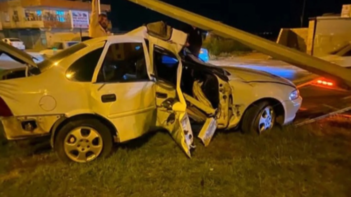 Urfa Akçakale’de Feci Kaza! Otomobil Aydınlatma Direğine Çarptı